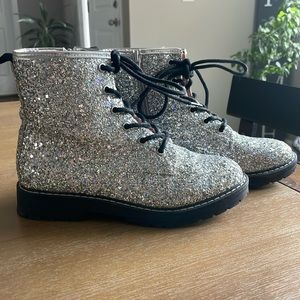 Girl's Bootie
Lace Up Closure
Back Loop
Steve Madden Kids